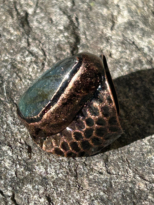 Anello in rame a fascia martellata con labradorite