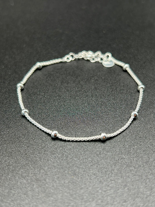 Armband mit kleinen Kugeln