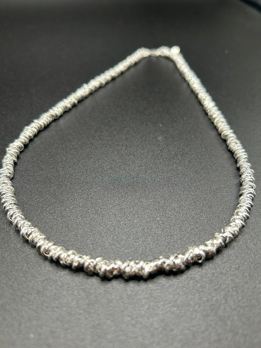 Halskette mit gekreuzten Ringen