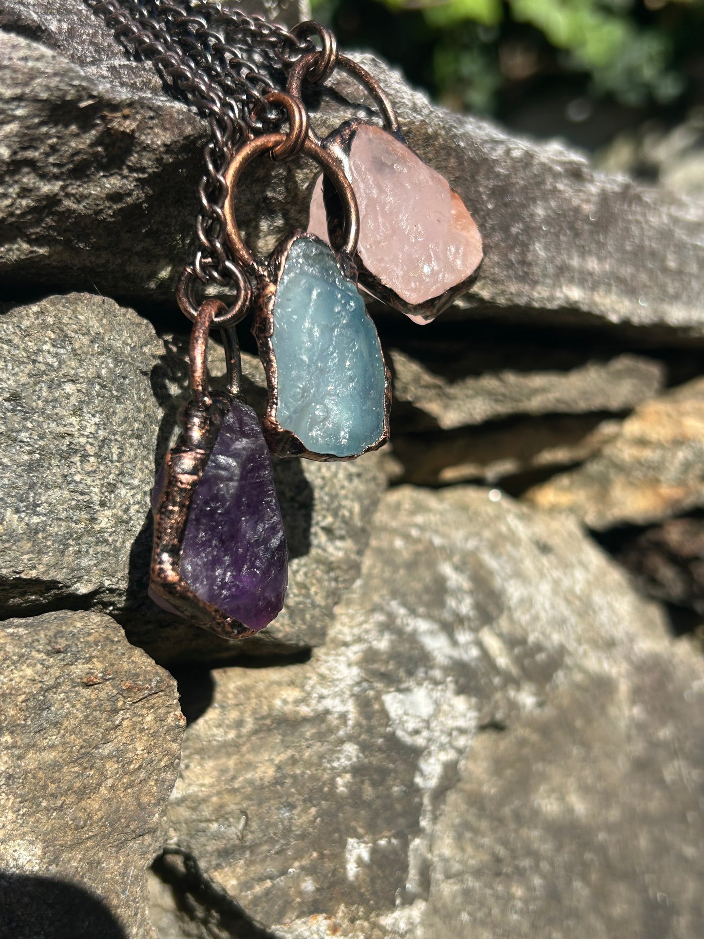 Ciondoli in rame e quarzi grezzi