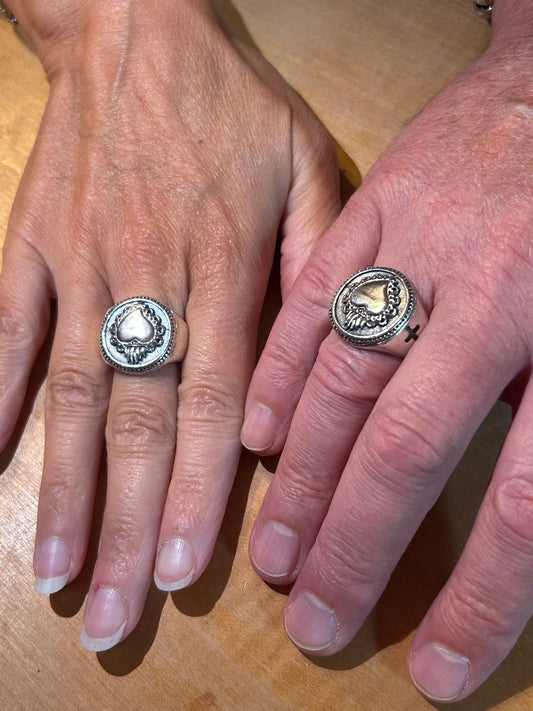 Anello artigianale in argento indossato in coppia da uomo e donna con design unisex personalizzato