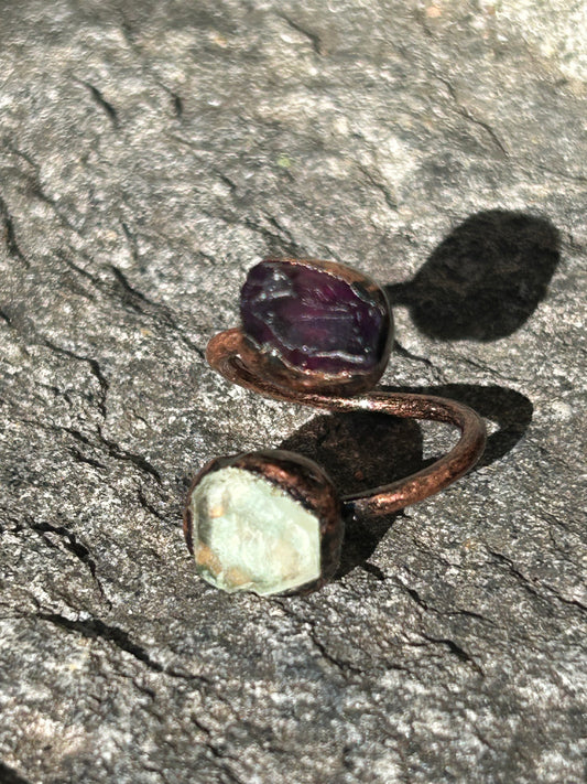Anello contrarié in rame con ametista e quarzo citrino grezzi