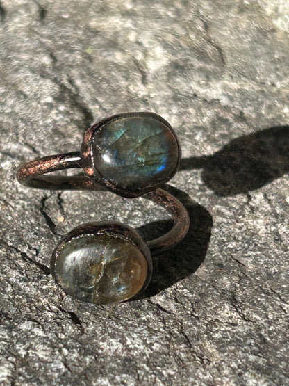 Anello contrarié in rame con labradorite