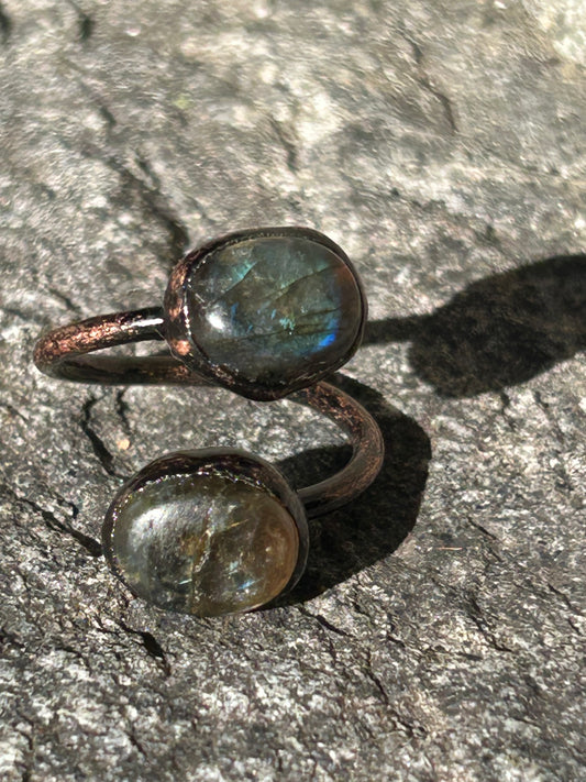Anello contrarié in rame con labradorite