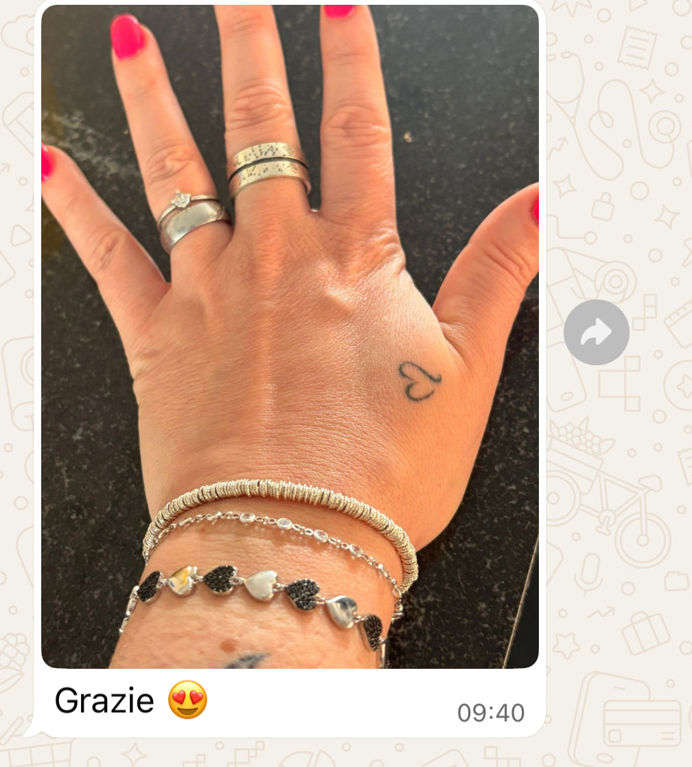 Anello uomo realizzato in argento 925 e adattato per una mano femminile