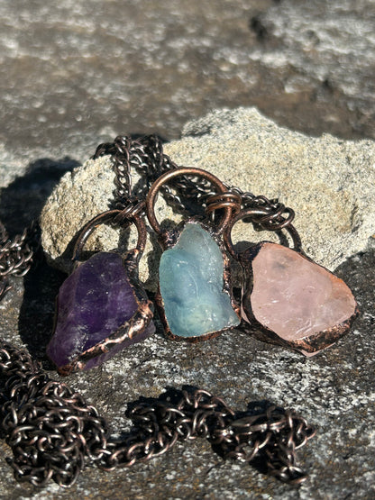 Ciondoli in rame e quarzi grezzi