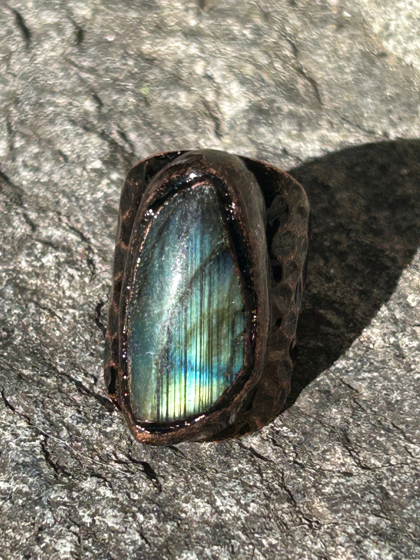 Anello in rame a fascia martellata con labradorite