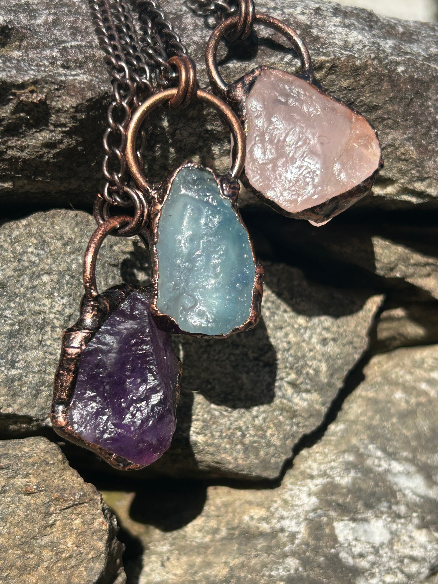 Ciondoli in rame e quarzi grezzi