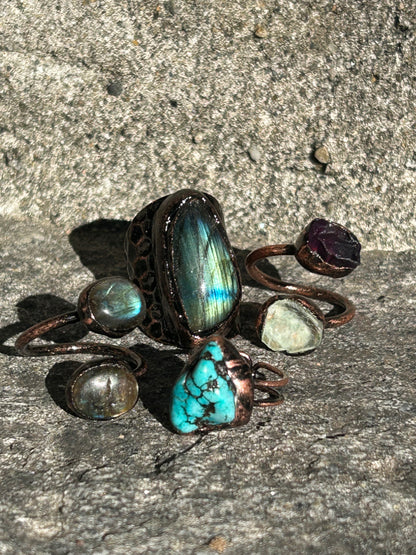 Anello in rame a fascia martellata con labradorite
