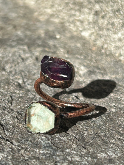 Anello contrarié in rame con ametista e quarzo citrino grezzi