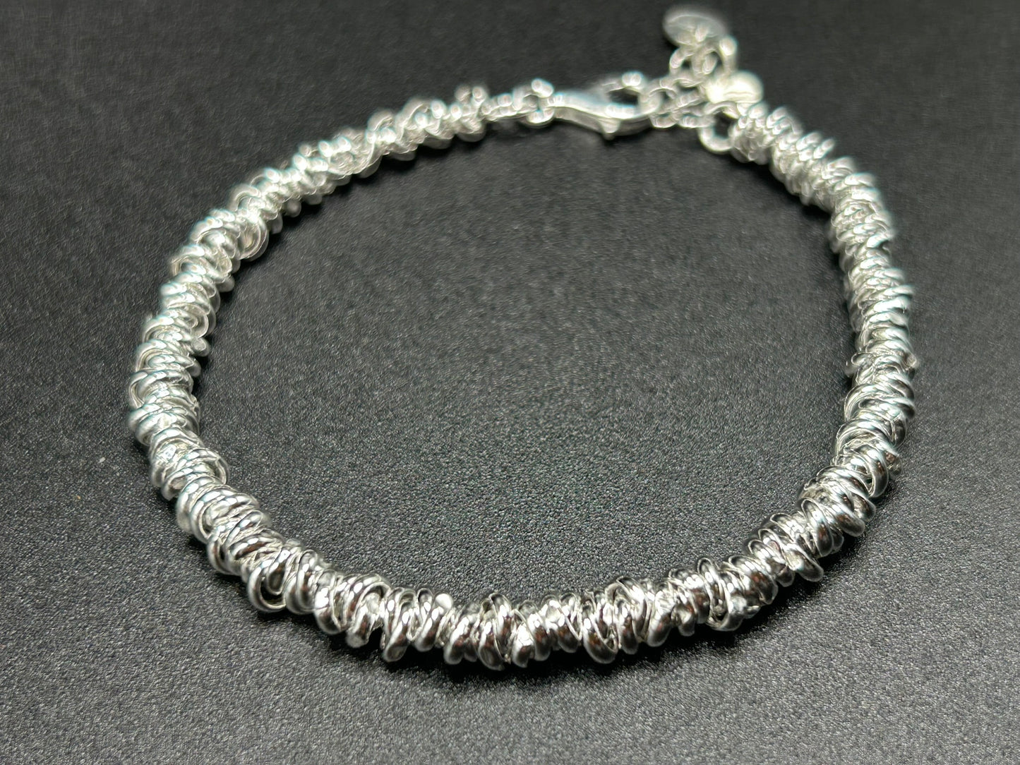 Armband mit gekreuzten Ringen
