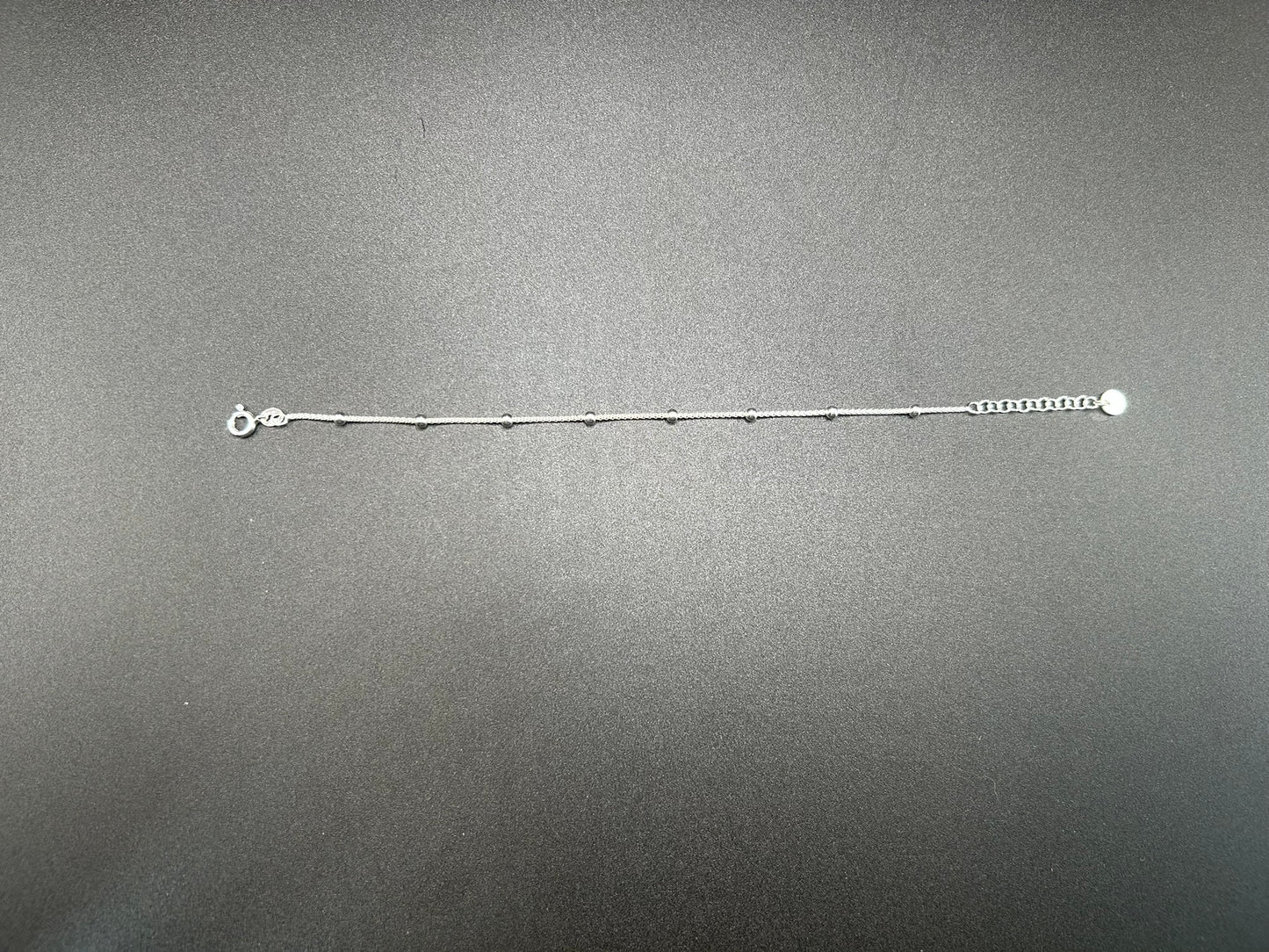 Armband mit kleinen Kugeln