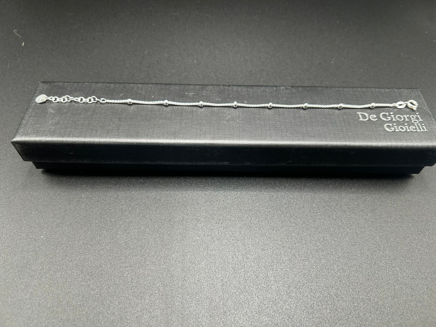 Armband mit kleinen Kugeln