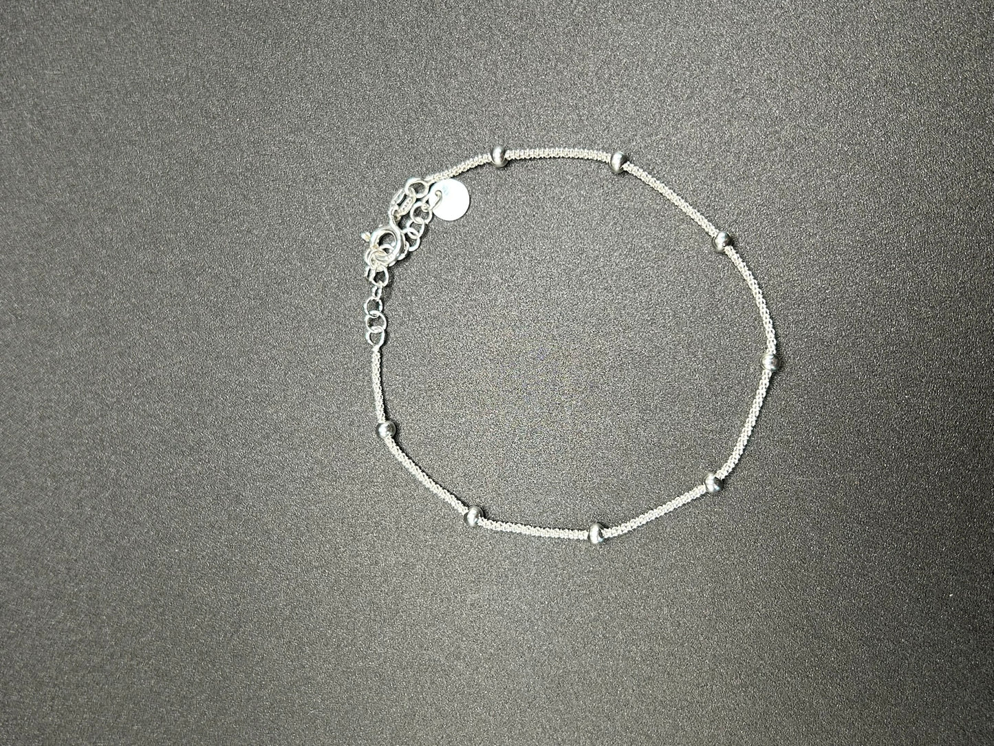 Armband mit kleinen Kugeln