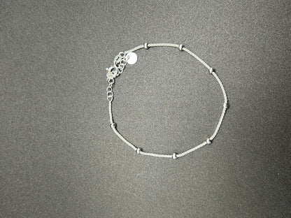 Armband mit kleinen Kugeln