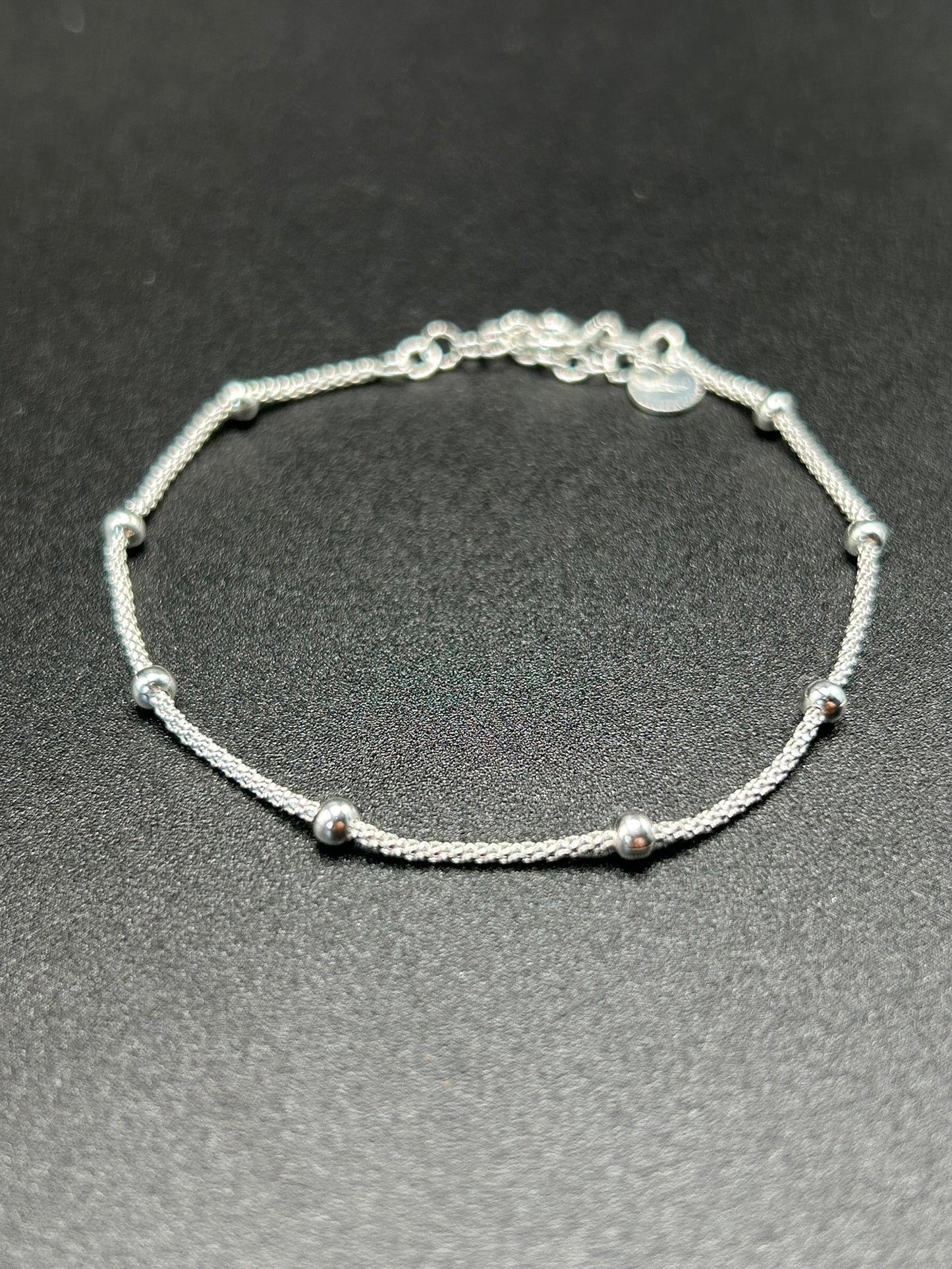 Armband mit kleinen Kugeln
