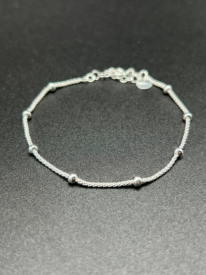 Armband mit kleinen Kugeln