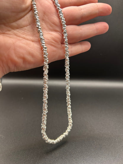 Halskette mit gekreuzten Ringen