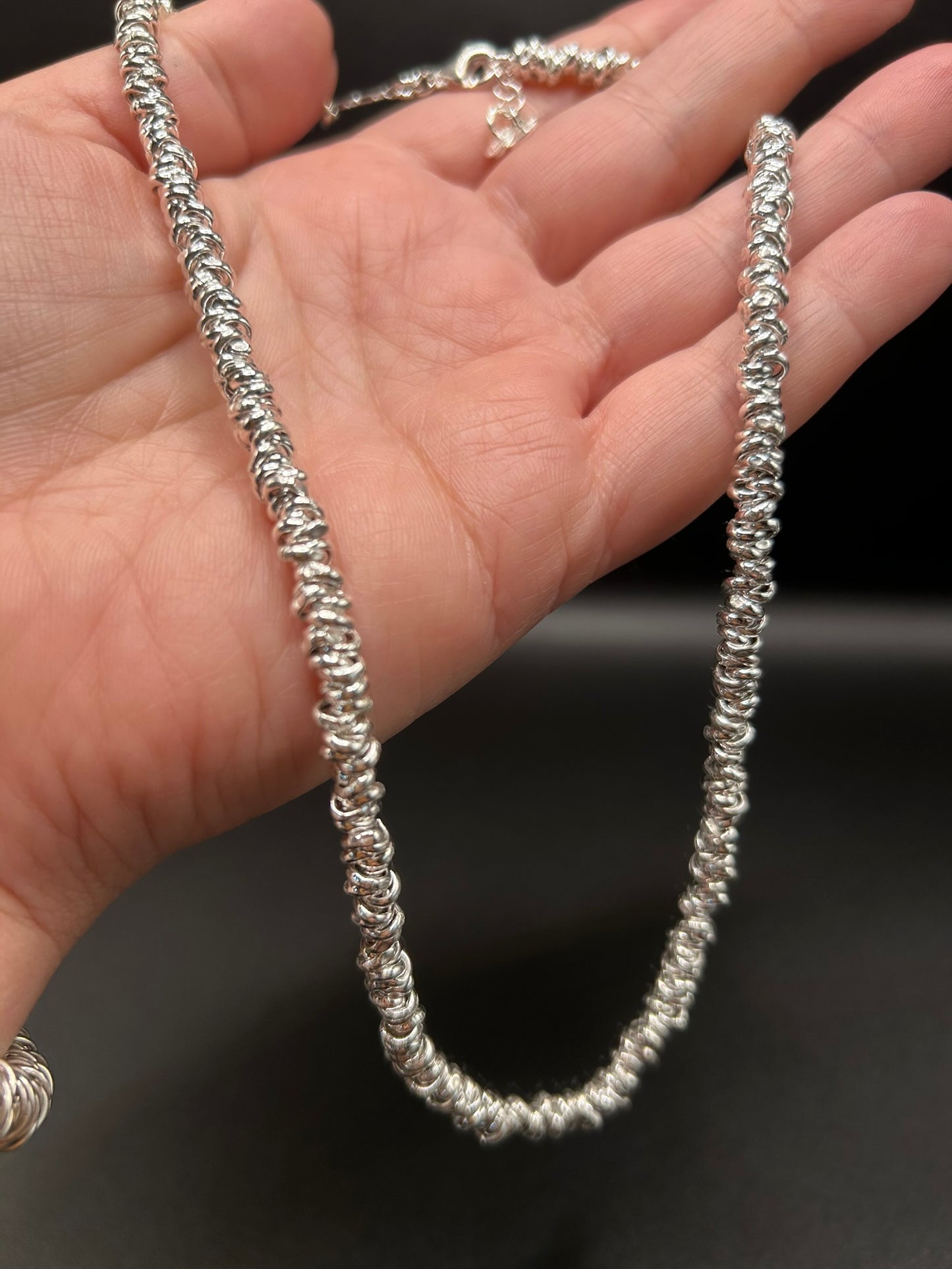 Halskette mit gekreuzten Ringen