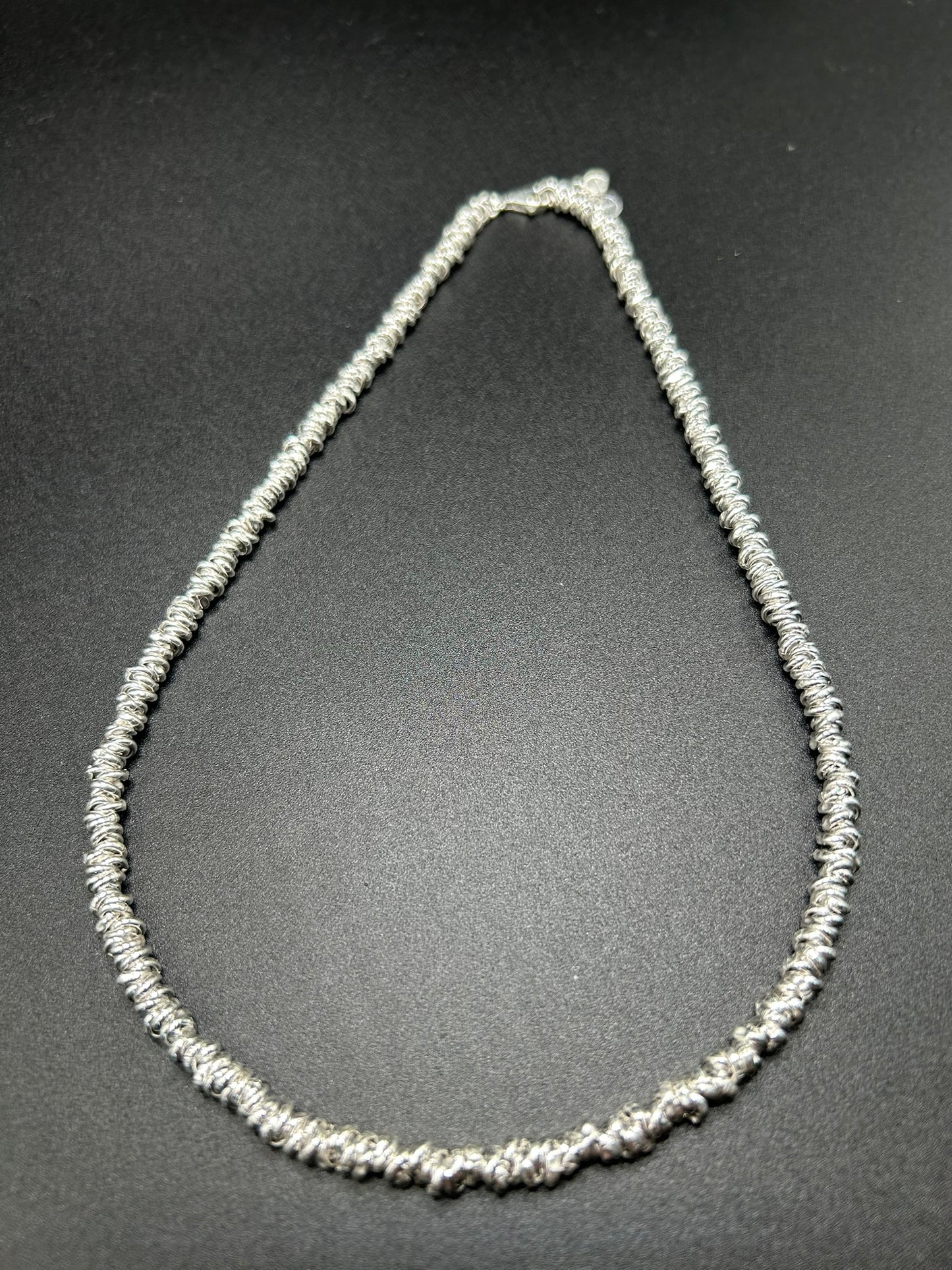 Halskette mit gekreuzten Ringen