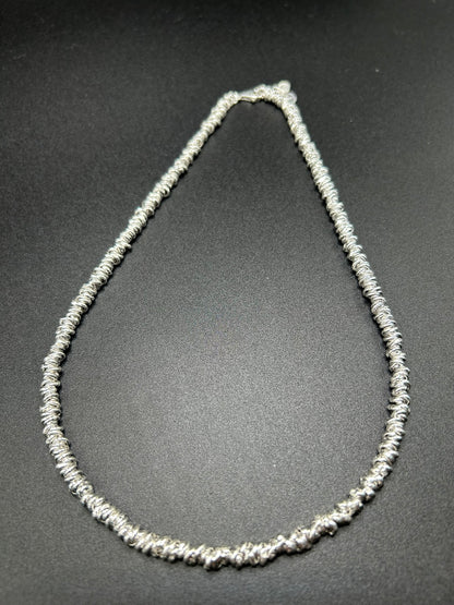 Halskette mit gekreuzten Ringen