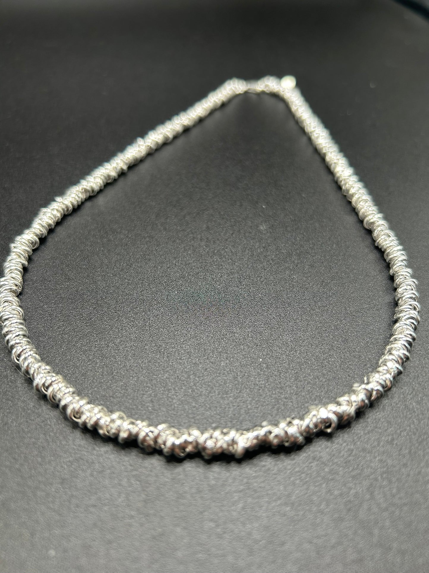 Halskette mit gekreuzten Ringen