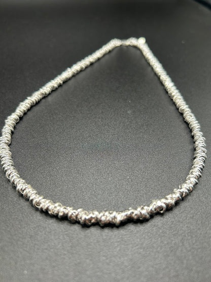 Halskette mit gekreuzten Ringen