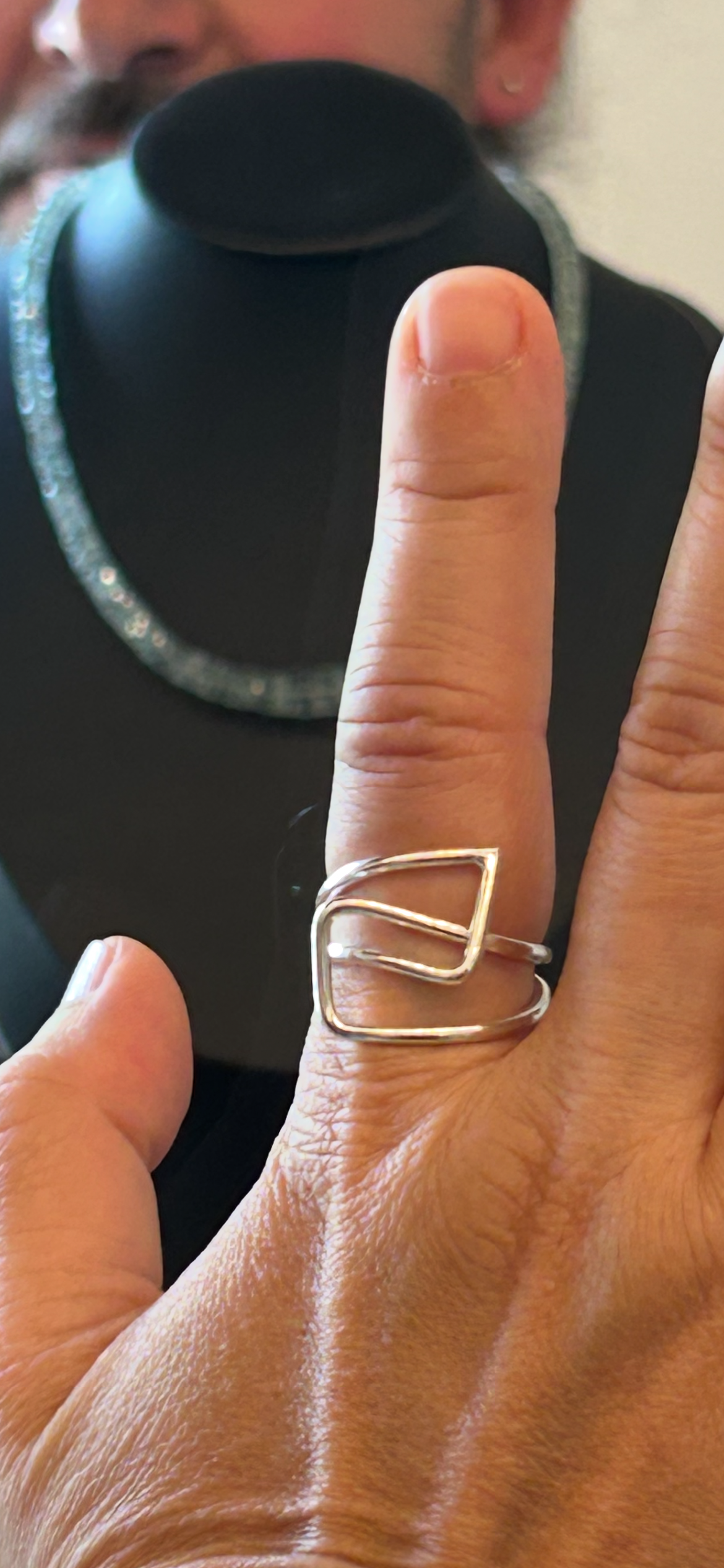 Anello Infinito Moderno in argento 925 realizzato a mano da De Giorgi Gioielli - indossato