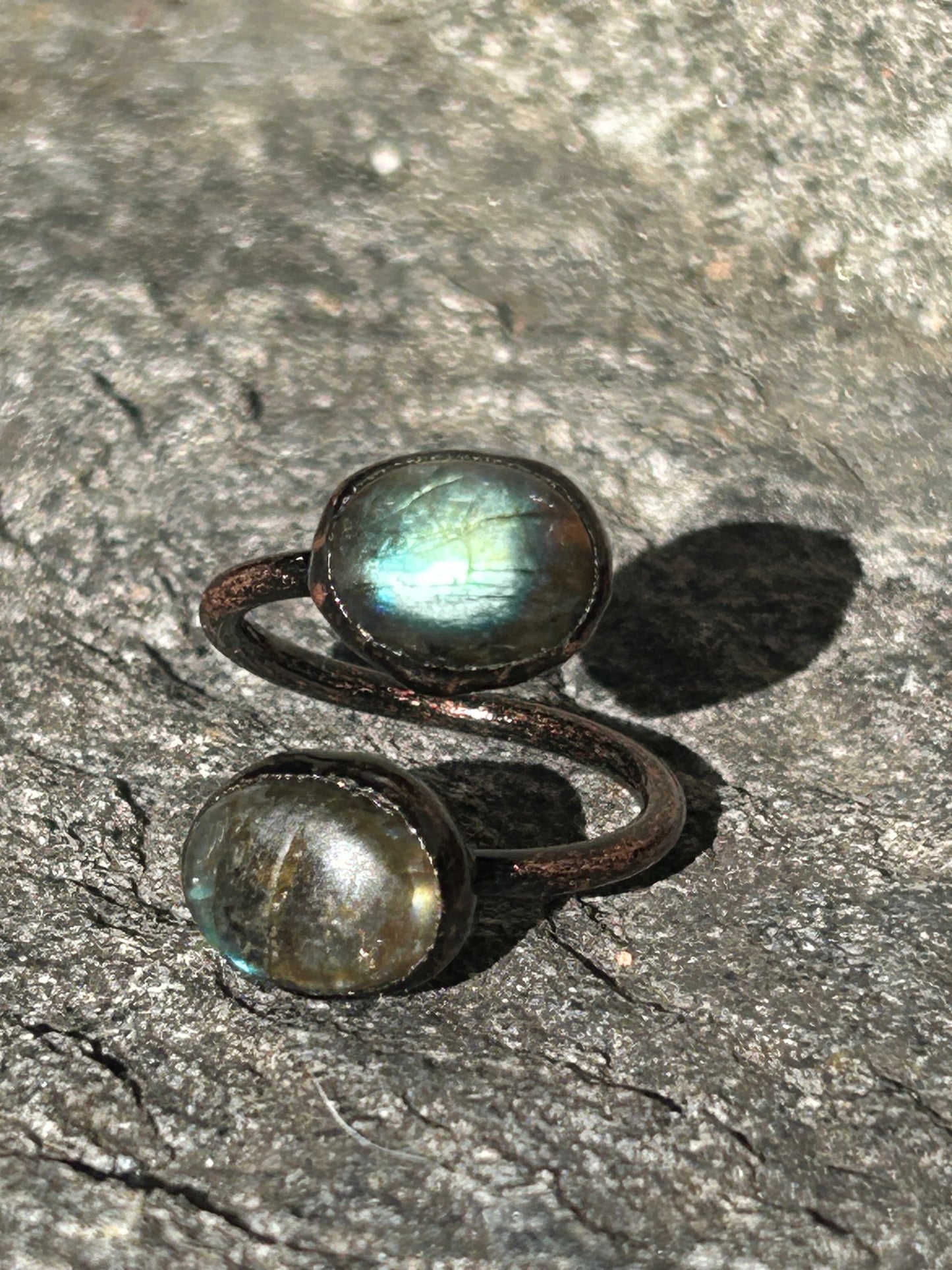Anello contrarié in rame con labradorite