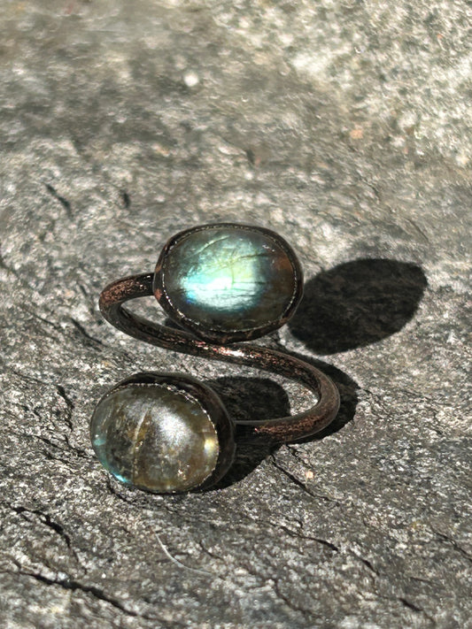 Anello contrarié in rame con labradorite
