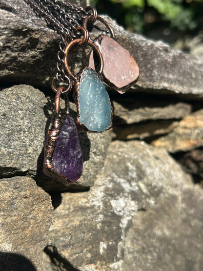 Ciondoli in rame e quarzi grezzi