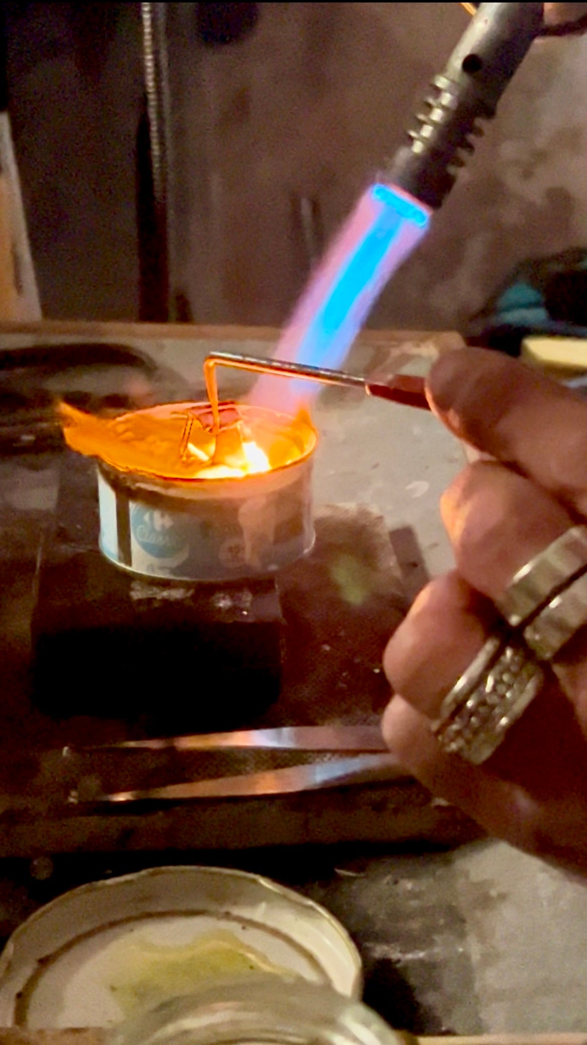 Lavorazione artigianale di un anello in argento 925 nel laboratorio De Giorgi Gioielli
