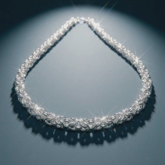 Collana Bizantina – Intreccio d’Argento. Un intreccio complesso di piccoli elementi in argento dà vita a una collana dalla presenza forte e raffinata. La lavorazione a maglia bizantina crea movimento, volume e continui giochi di luce, trasformando il metallo in una trama quasi tessile.