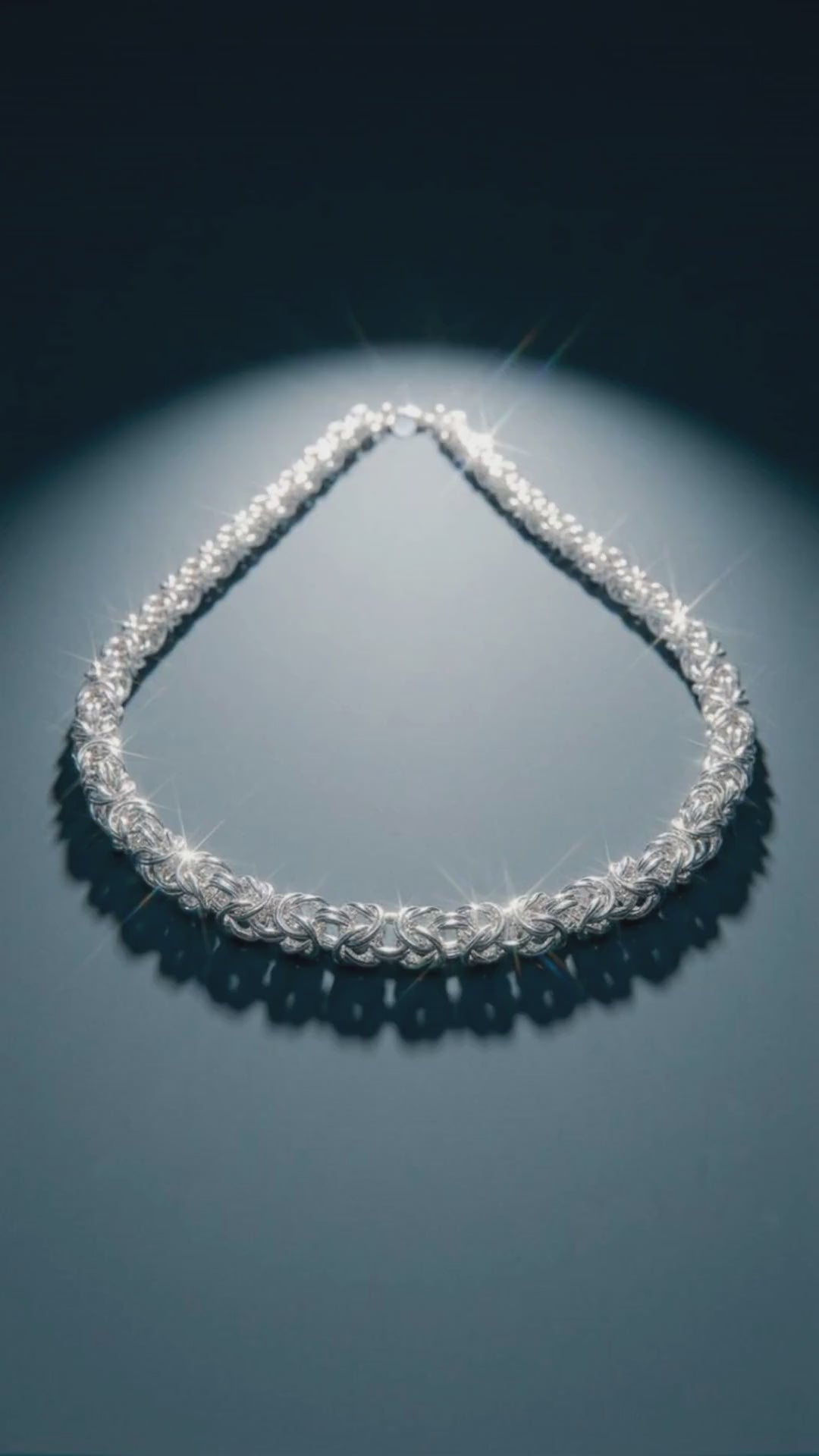 Collana Bizantina – Intreccio d’Argento. Un intreccio complesso di piccoli elementi in argento dà vita a una collana dalla presenza forte e raffinata. La lavorazione a maglia bizantina crea movimento, volume e continui giochi di luce, trasformando il metallo in una trama quasi tessile.
