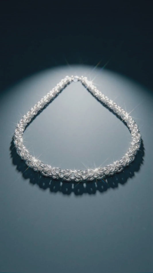 Collana Bizantina – Intreccio d’Argento. Un intreccio complesso di piccoli elementi in argento dà vita a una collana dalla presenza forte e raffinata. La lavorazione a maglia bizantina crea movimento, volume e continui giochi di luce, trasformando il metallo in una trama quasi tessile.